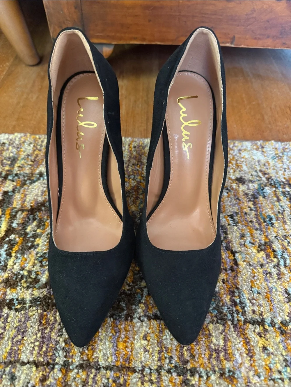 New Lulus black suede scalloped pumps
